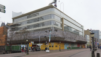 851503 Gezicht op het pand House Modernes, op de hoek van de Oudegracht (links) en de Lange Viestraat te Utrecht, vanaf ...